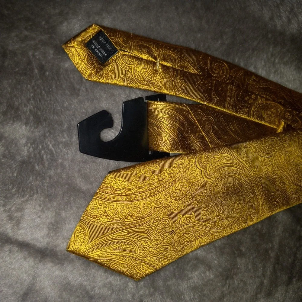 Jos.A.Bank Signature Collection 100% SILK Men's Designer 60.5 Ripp Gold Paisley